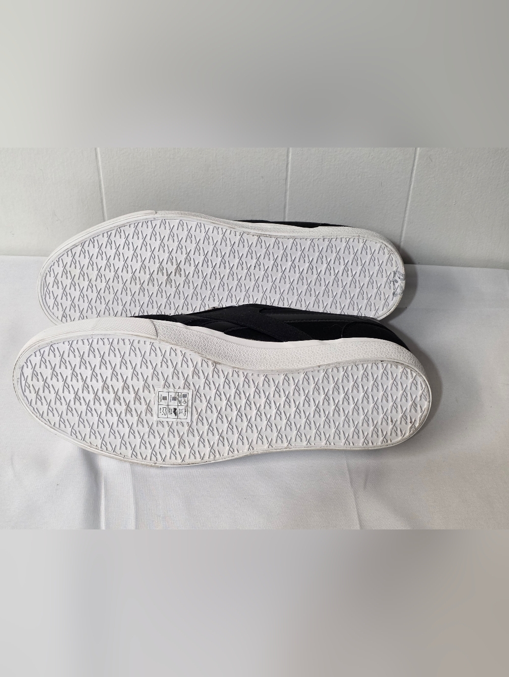 Reebok Classic Low-Top Black Sneakers With Brsided Laces And Goldtone Charm NWOT - Picture 6 of 7